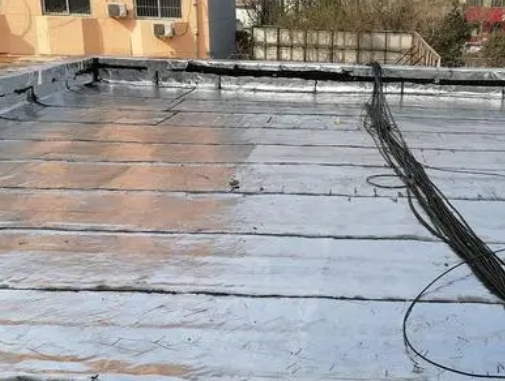 市北卫生间漏水维修公司分享下市北屋面楼顶防水刚性防水层施工要点。